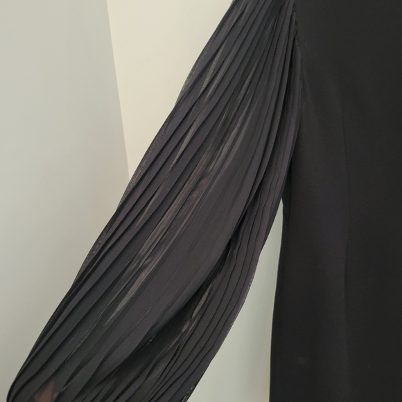 Sophisticated sexy black cocktail dress - Picture 3 of 6